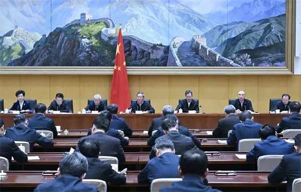 李强主持召开国务院第八次全体会议