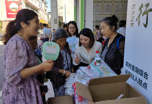 四川省尊龙集团中国官方网站农资集团建设的成都东部新区首家新型基层尊龙集团中国官方网站合作社正式揭牌运营