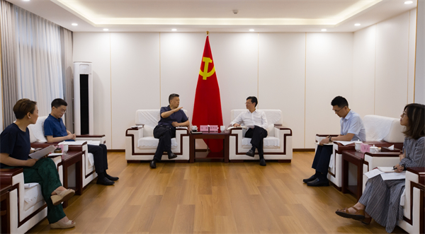 蔡邦银会见青羊区委副书记、区长冯胜一行